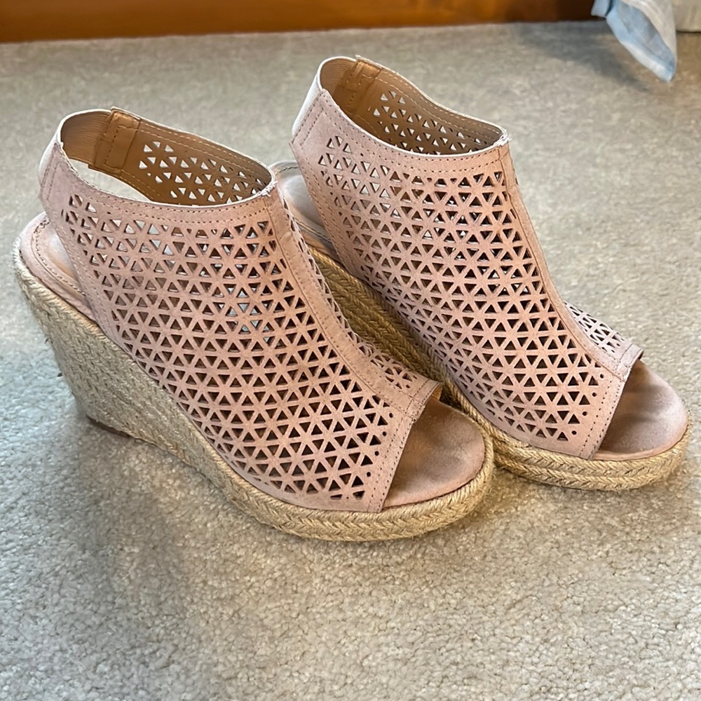 Altar’d State size 7 beige wedges